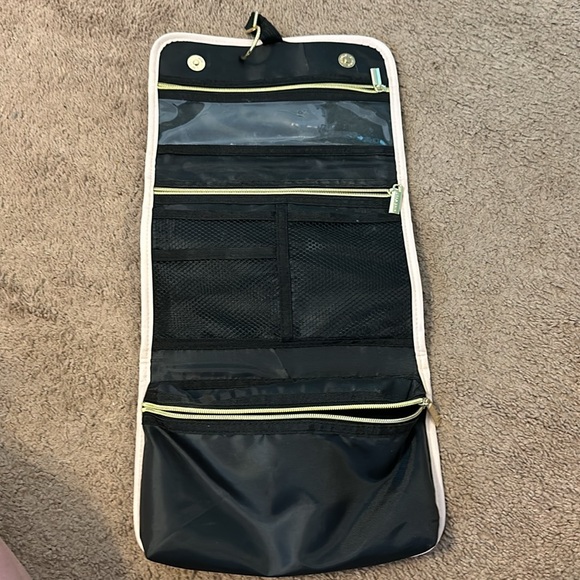 Nine west hanging make up organizer / travel case - Picture 2 of 3